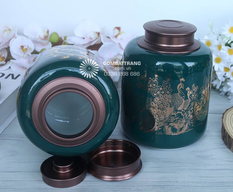 Hũ đựng trà bằng sứ là món đồ trang trí bàn trà vô cùng ấn tượng