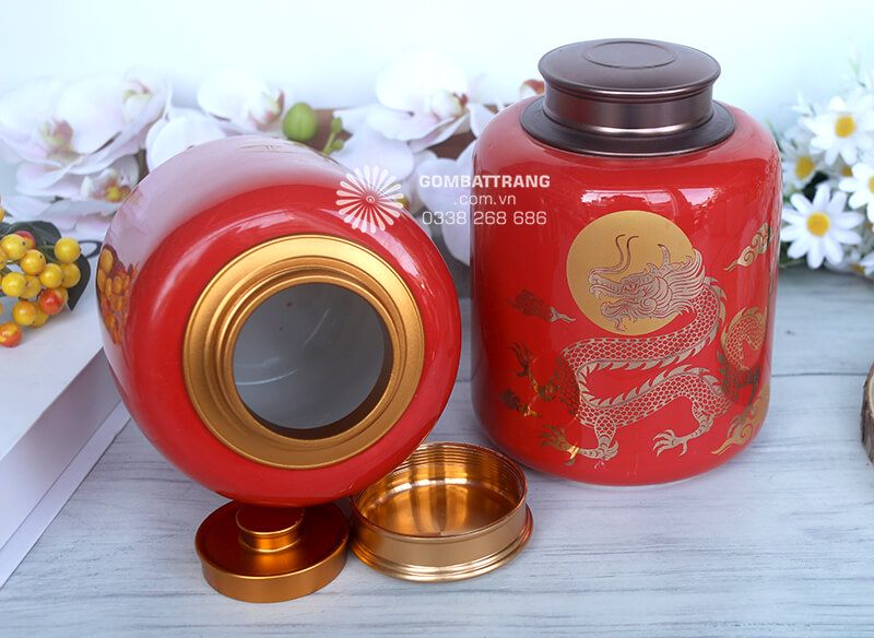 Khả năng cách nhiệt tốt của lọ chè gốm sứ ngăn chặn sự xâm nhập của ánh sáng, độ ẩm và mùi lạ từ bên ngoài