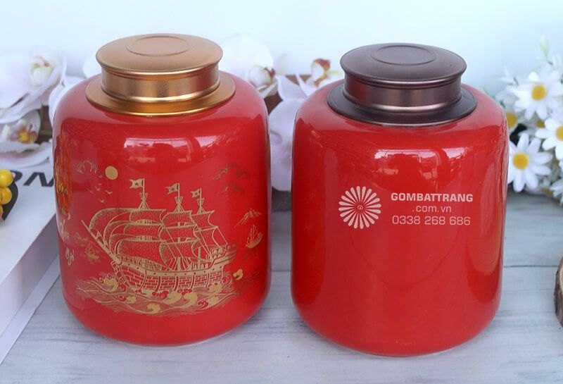Hũ đựng trà bát tràng được hoàn thiện với tông màu đỏ rực rỡ, tượng trưng cho sự may mắn, thịnh vượng và niềm vui