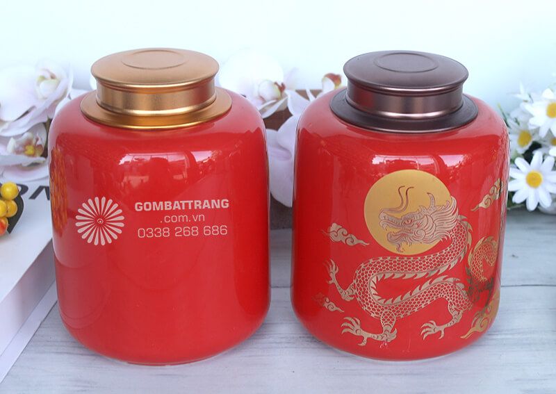 Hũ đựng trà bát tràng trang trí với hình ảnh con thuyền buồm uy nghi, được chạm khắc và mạ vàng 24K tinh xảo trên nền đỏ rực rỡ
