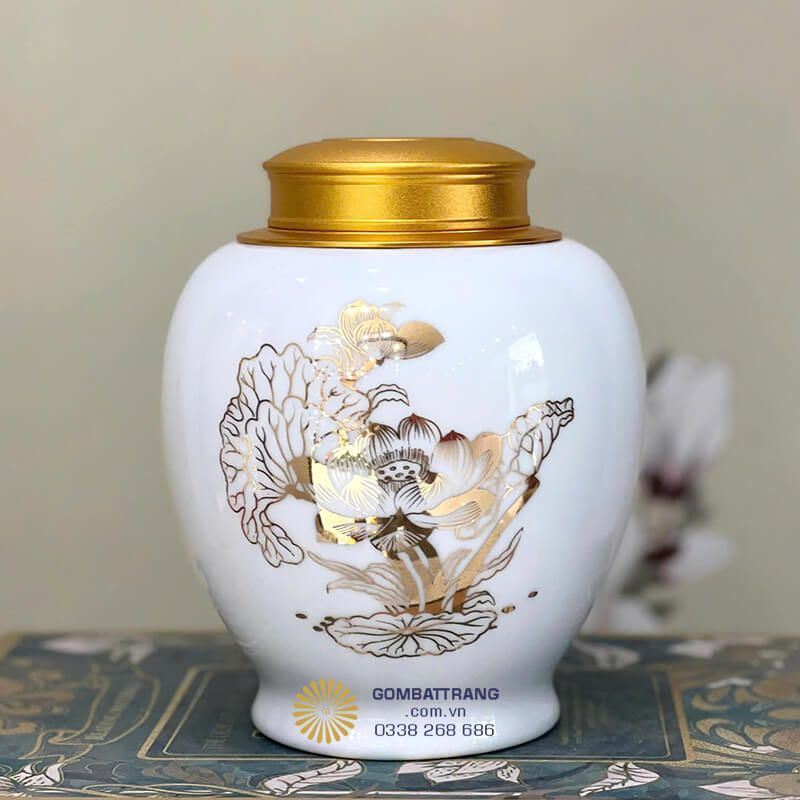 Hũ đựng trà bát tràng được vẽ tay tỉ mỉ từng đường nét, tô điểm bằng lớp mạ vàng 24k cao cấp, tạo nên vẻ đẹp sang trọng