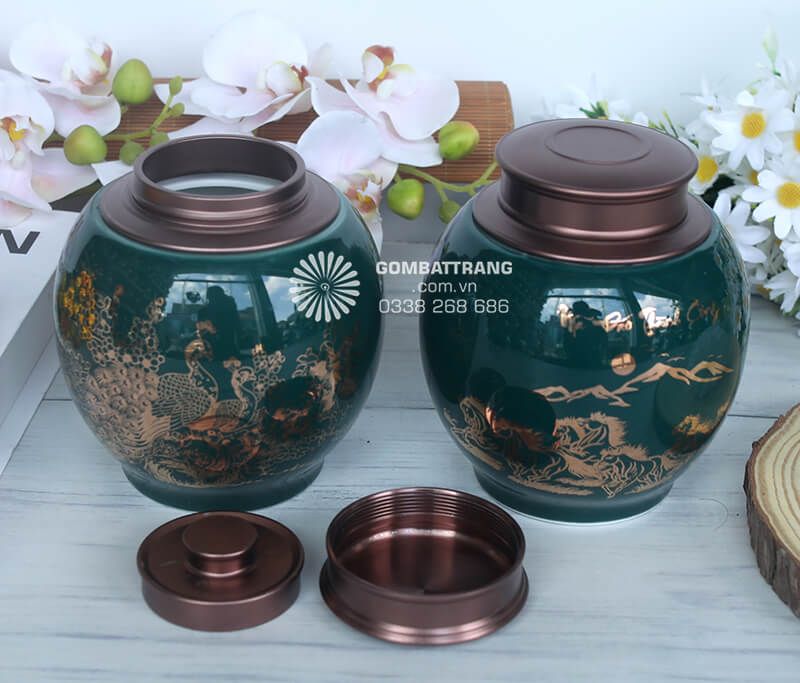 Sự kết hợp giữa màu xanh trầm ấm và ánh vàng kim lấp lánh tạo nên một tổng thể hài hòa, đẳng cấp, thu hút mọi ánh nhìn