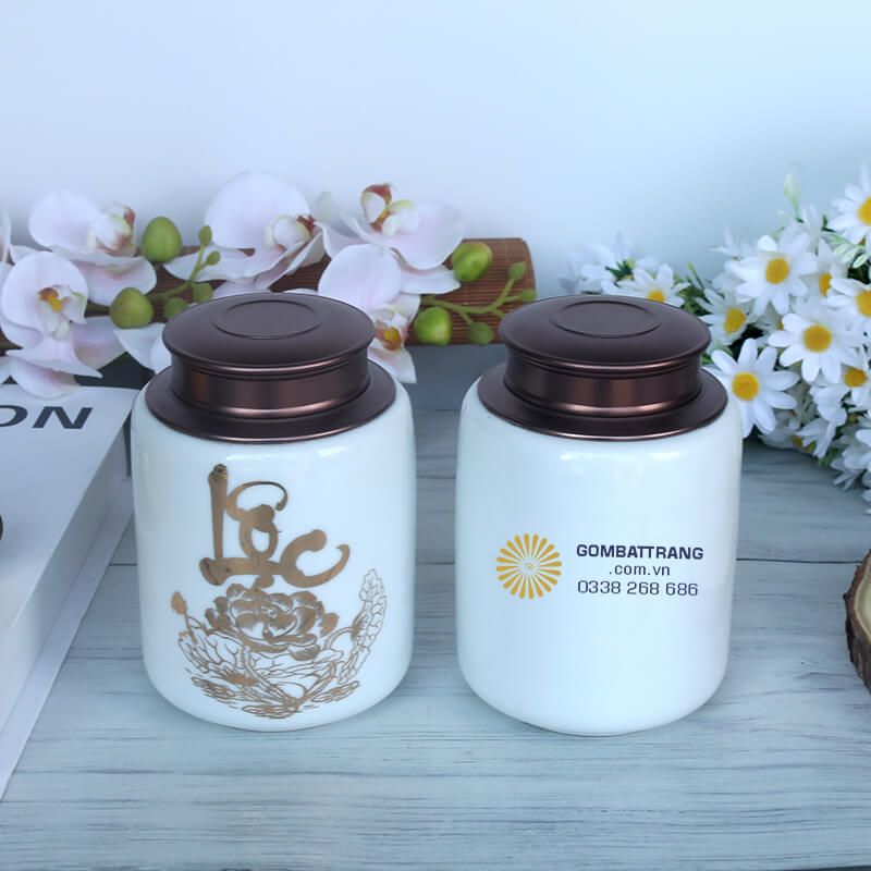 Lọ đựng trà gốm sứ được trang trí bằng những họa tiết dát vàng kim sang trọng, mang ý nghĩa phong thủy sâu sắc