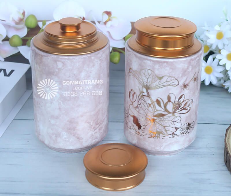 Lọ đựng chè đẹp mang họa tiết hoa sen nở rộ được vẽ tay tinh xảo với lớp mạ vàng óng ánh