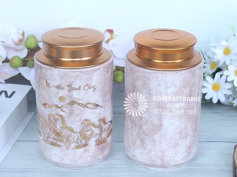 Bộ hũ đựng trà này được chế tác từ chất liệu gốm sứ cao cấp, mang sắc hồng phấn nhẹ nhàng như cánh hoa anh đào nở rộ