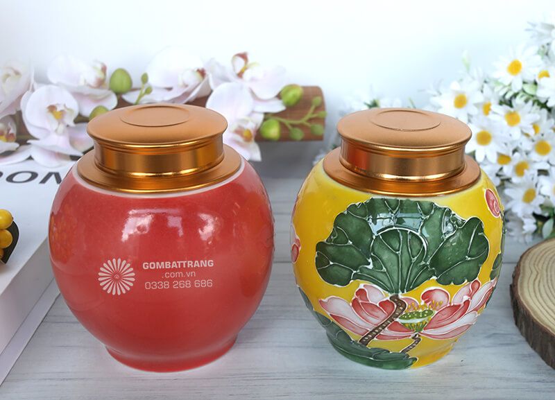 Hai mẫu hũ gốm đựng trà trong hình là sự kết hợp hài hòa giữa nghệ thuật thủ công truyền thống và thiết kế hiện đại