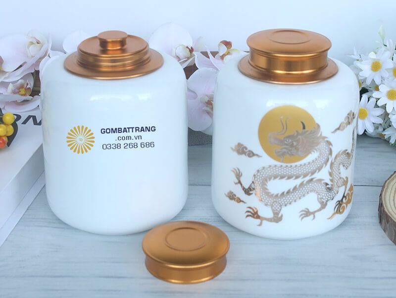 Hũ sứ đựng trà không chỉ để bảo quản trà mà còn là vật phẩm phong thủy mang ý nghĩa sâu sắc