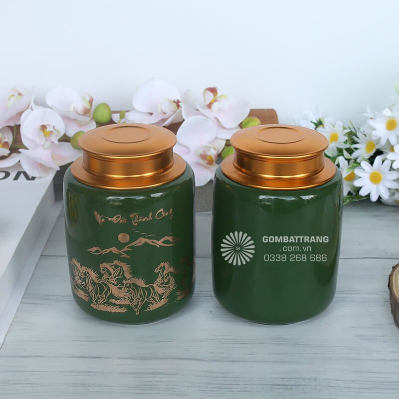 Với chất liệu này, hộp đựng chè đẹp không chỉ có tác dụng bảo quản mà còn trở thành món đồ trang trí nghệ thuật cho không gian sống