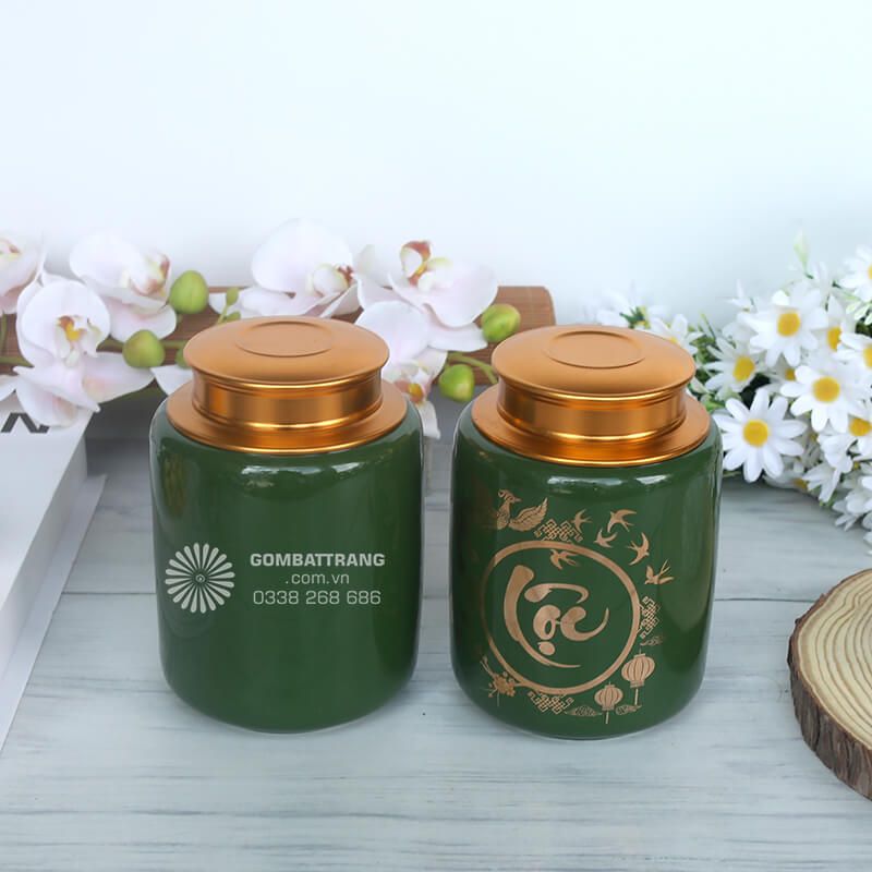 Nắp đậy có gờ khít chặt, giúp bảo quản trà luôn khô ráo, giữ trọn hương vị và chất lượng lá trà bên trong
