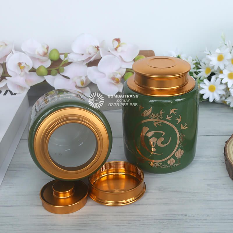 Bề mặt sứ mịn màng, dễ dàng vệ sinh và không bám mùi, đảm bảo hương trà luôn được giữ nguyên vẹn