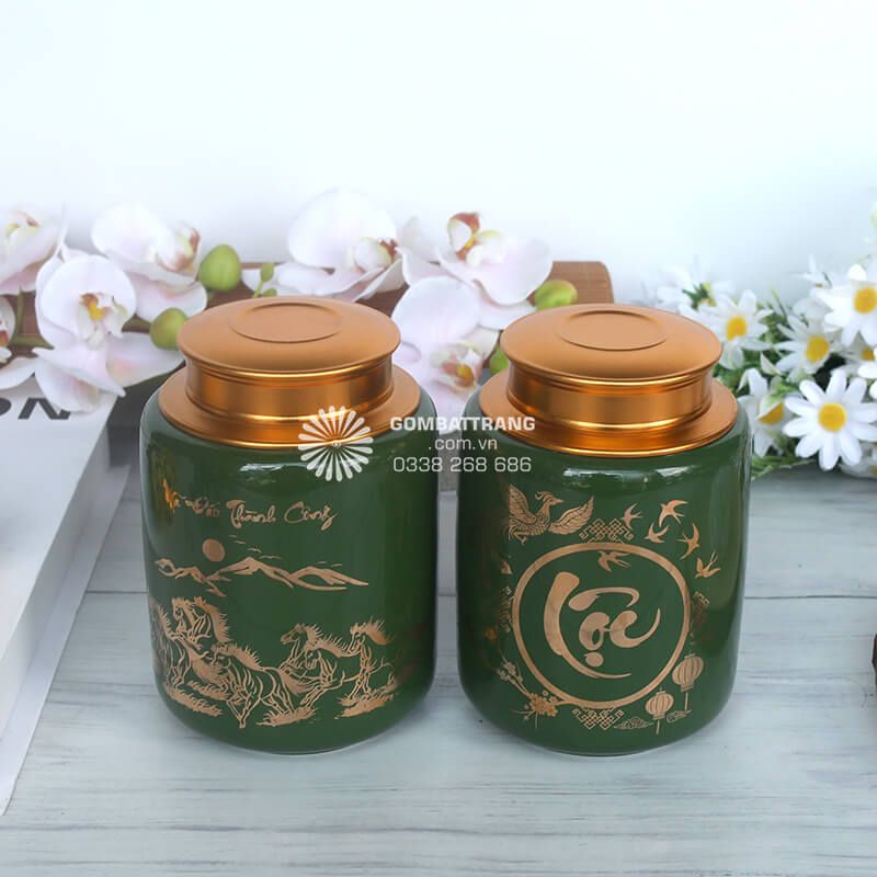 Hũ gốm đựng trà với nắp đậy khít chặt giúp cách ly hoàn toàn không khí bên ngoài, bảo vệ lá trà khỏi độ ẩm