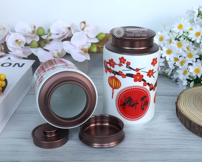 Điểm đặc biệt của hũ sứ đựng trà chính là lớp họa tiết hoa đào được vẽ tay công phu