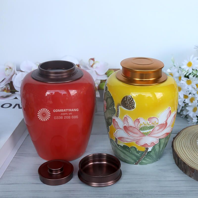 Lọ đựng chè đẹp bằng sứ còn dễ vệ sinh, không bám mùi, phù hợp cho những người yêu thích phong cách sống sạch và tinh tế