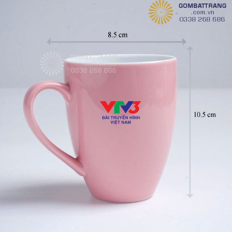 Ly sứ Bát Tràng dáng quai tròn, đáy thót, thân bầu, miệng hơi loe, men mầu hồng bên trong men trắng, thiết kế trẻ trung thanh lịch, in hình lên ly sứ rất đẹp và tinh tế