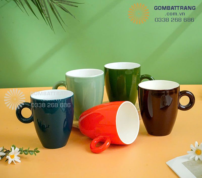 in hình trên ly sứ quà tặng gốm Bát Tràng với nhiều dáng ly đẹp, mầu men đẹp, chất men mịn, bóng mượt có chiều sâu, đanh chắc rất bền