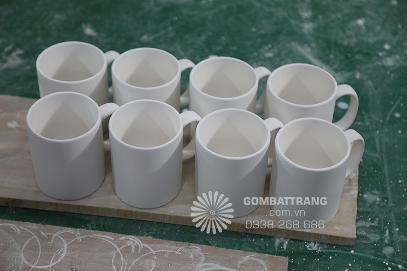 Ảnh chi tiết các ly sứ vừa nhúng men trắng, đợi kho và cho vào xấy, khô, rồi cho vào nung với nhiệt độ tương đương 1.300 độ C, ra lò ta gõ vào nhau tạo ra tiếng kêu trong như tiếng ngọc, ly sứ rất bền, đẹp , đanh chắc, cầm rất đầm tay