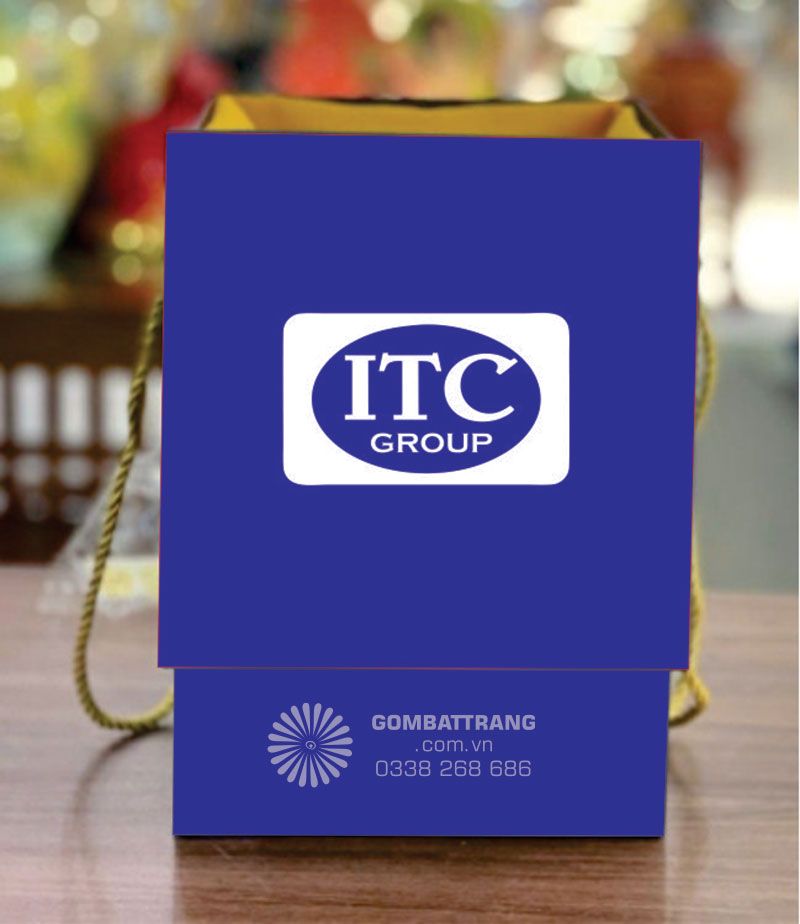 In hình trên ly sứ quà tặng gốm Bát Tràng được đựng trong hộp đựng quà sang trọng, cốt giấy cứng, bọc giấy xi chống thấm có nhiều mầu để lựa chọn, bên trong lót lụa sang trọng, nắp hộp in logo theo yêu cầu