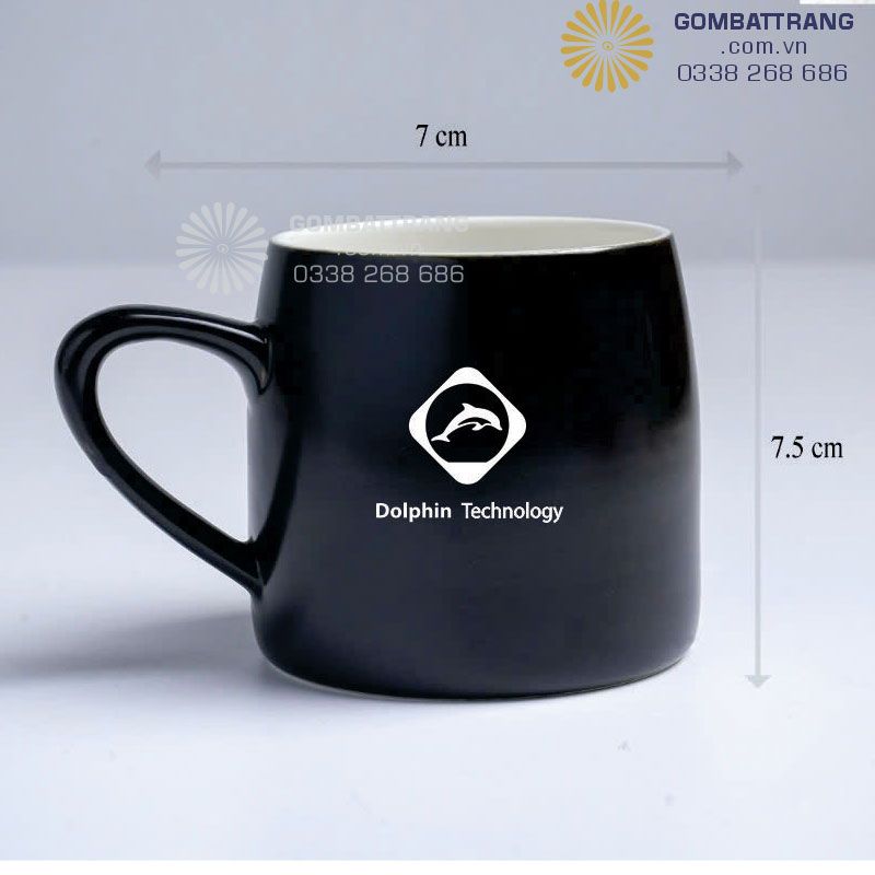 In logo trên ly sứ quà tặng gốm sứ cao cấp, thiết kế tinh tế, mầu đen bóng mịn, in logo đẹp sắc nét