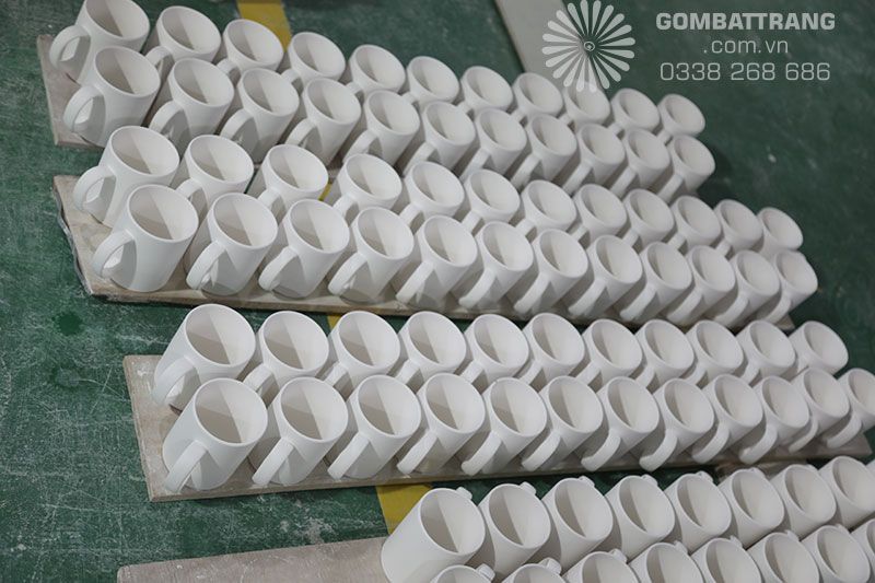 Ảnh chi tiết ly sứ gốm sứ Bát Tràng vừa tráng men , đang đợi sấy khô và cho vào lò nung