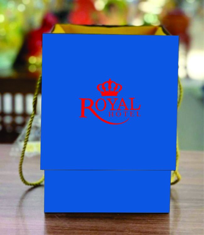 Ly sứ Bát Tràng được đựng trong hộp quà cao cấp, cốt giấy carton cứng, bọc giấy xi trống thấm, khách hàng được chọn mầu giấy xi, bên trong lót lụa, in logo trên lắp hộp theo yêu cầu, tạo sự sang trọng và lịch sự cho quà tặng