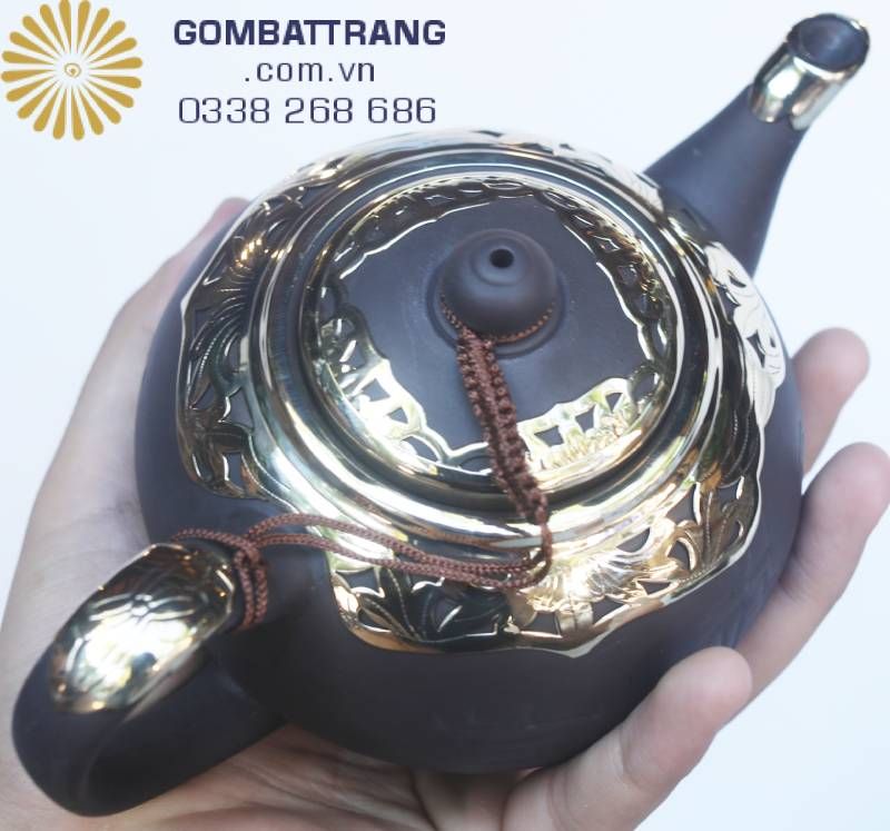 Bộ ấm chén cao cấp Bát Tràng gồm 1 ấm, 6 chén, 7 đĩa lót – đầy đủ tiện nghi cho những buổi trà đạo sum vầy, kết nối tình thân và tri kỷ. “Một chén trà trong sắc nâu – lắng hồn người giữa thâm sâu cổ điển.” Bộ trà trở thành tác phẩm nghệ thuật, vừa để thưởng trà vừa để chiêm ngắm.