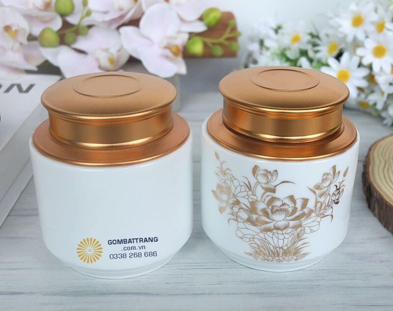 Hũ đựng trà bằng gốm có khả năng cách nhiệt và chống ẩm xuất sắc nhờ độ dày vừa phải của thành sứ