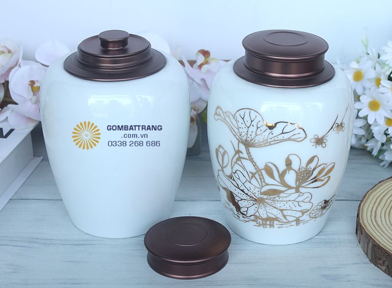 Hình ảnh đàn cá chép được chạm trổ tỉ mì với từng đường nét sóng nước đều được mạ vàng 24K, tạo nên chiều sâu và sự sống động đặc biệt