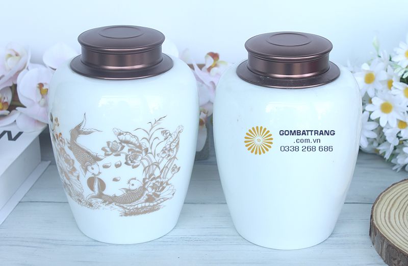Lọ đựng chè Bát Tràng được chế tác từ chất liệu sứ cao cấp với lớp men trắng ngà mịn màng, tạo vẻ đẹp thuần khiết và thanh nhã