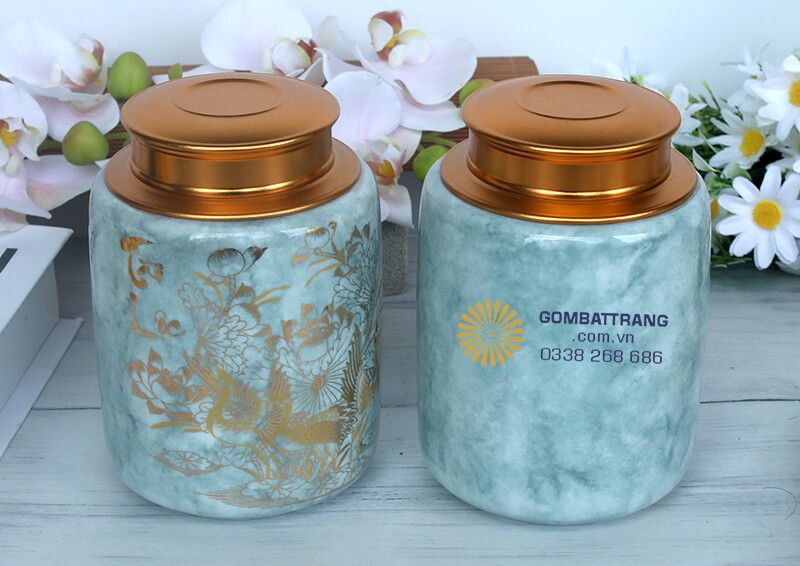 Thân lọ đựng chè đẹp có hình dáng trụ tròn đầy đặn với đường nét mềm mại, tỷ lệ cân đối hoàn hảo