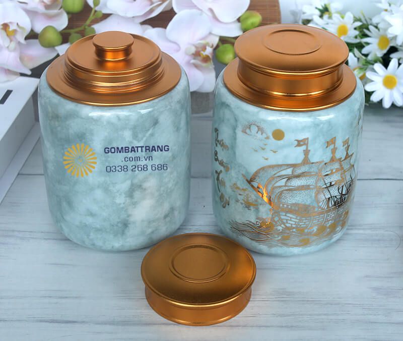Họa tiết trên thân lọ đựng chè gốm sứ tạo cảm giác tràn đầy sinh khí và niềm tin vào một tương lai tươi sáng, thịnh vượng