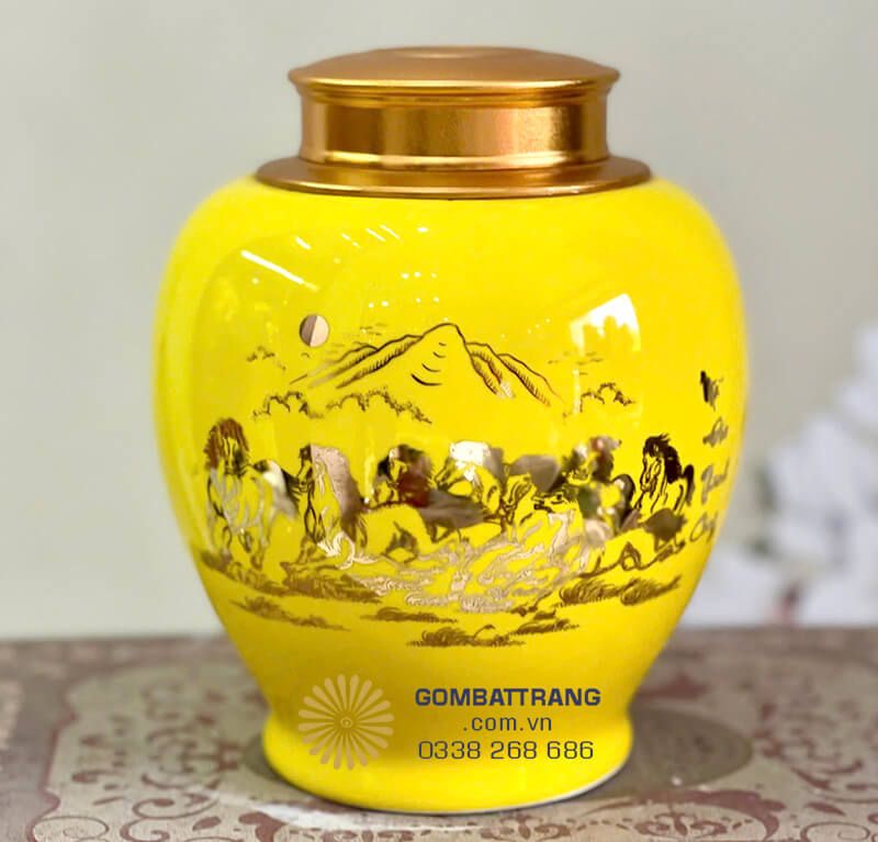 Hộp đựng chè khô họa tiết mã đáo là biểu tượng của may mắn và thành công