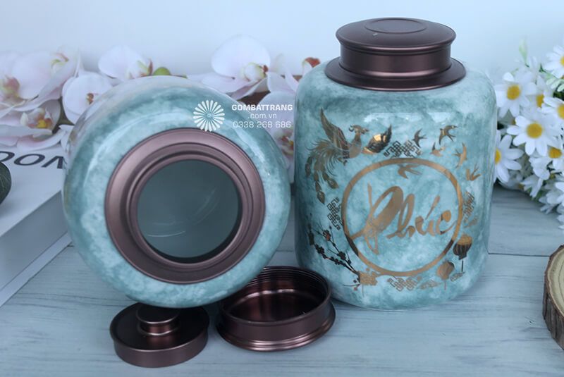 Khi đặt trên bàn trà, lọ đựng chè không chỉ giúp bảo quản trà mà còn mang ý nghĩa cầu chúc bình an cho gia đình