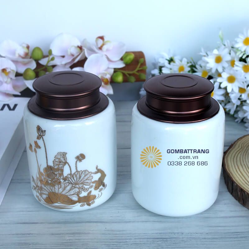 Lọ đựng trà gốm sứ được trang trí họa tiết hoa sen kết hợp với chữ "Phúc" được viết bằng thư pháp nghệ thuật
