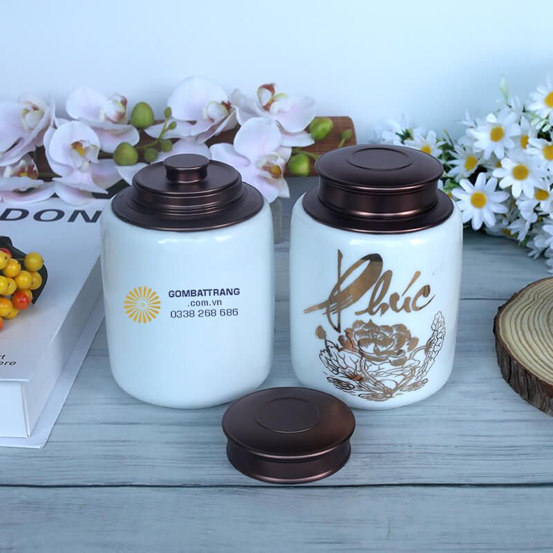 Lọ đựng trà họa tiết hoa sen nở rộ cùng với các búp sen và lá sen uốn lượn uyển chuyển, tạo nên bố cục hài hòa, sinh động