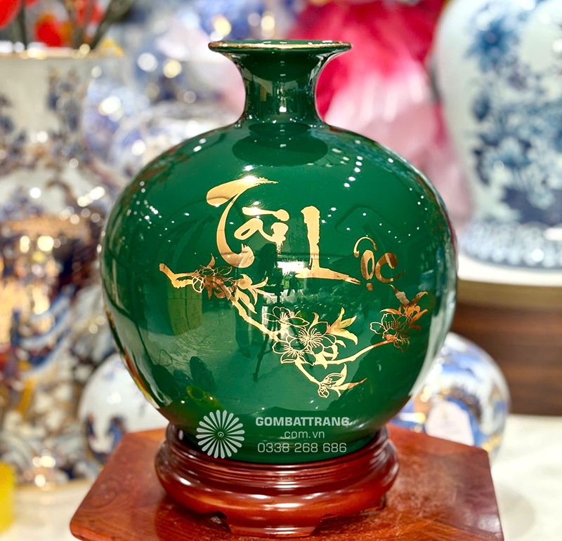 Lọ hút tài lộc vẽ vàng hai chữ "Tài Lộc" biểu tượng cho sự giàu có, thịnh vượng và may mắn liên tục đến với gia chủ