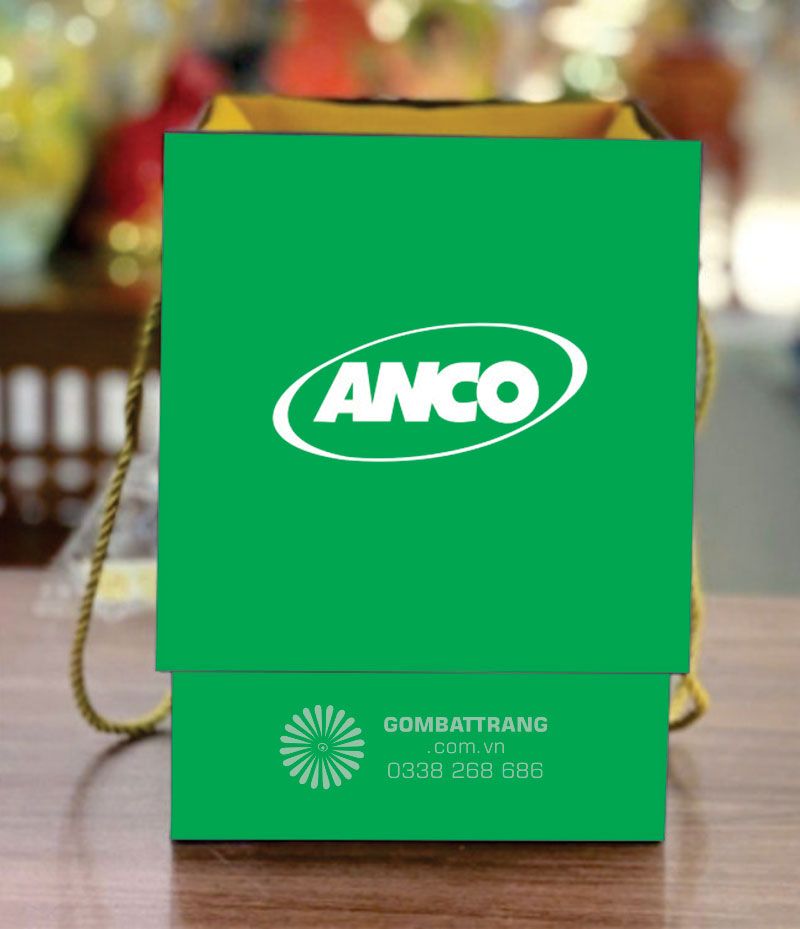 Hộp đựng ly sứ in theo yêu cầu được thiết kế riêng, cốt giấy carton cứng, giấy xi chống thấm có nhiều mầu được lựa chọn màu, bên trong lót lụa sang trọng, trên lắp hộp in logo bằng nhũ mầu theo yêu cầu rất lịch sự