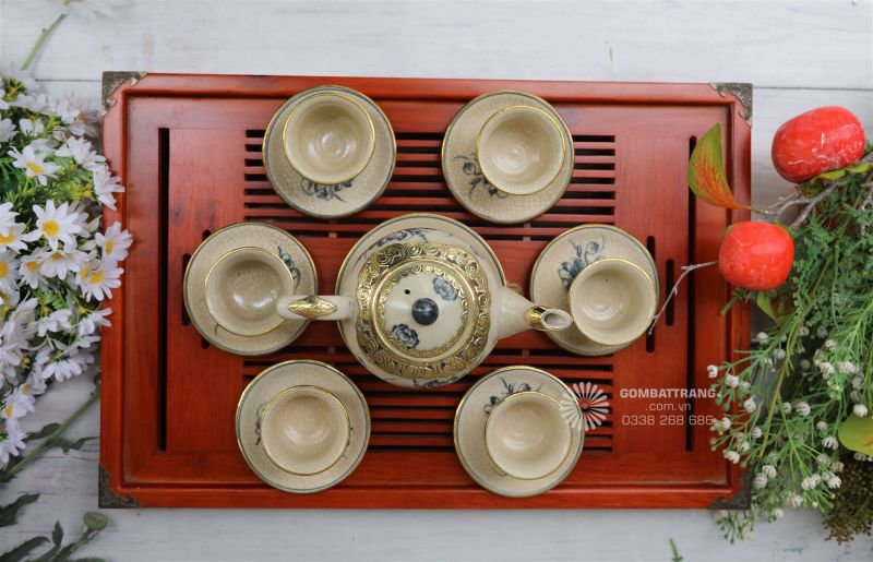 Bộ ấm trà men rạn vẽ hoa sen làm từ đất Hồng Sa tinh luyện, men rạn cổ điển kết hợp hoa văn thanh khiết, biểu tượng của sự an yên và sang trọng