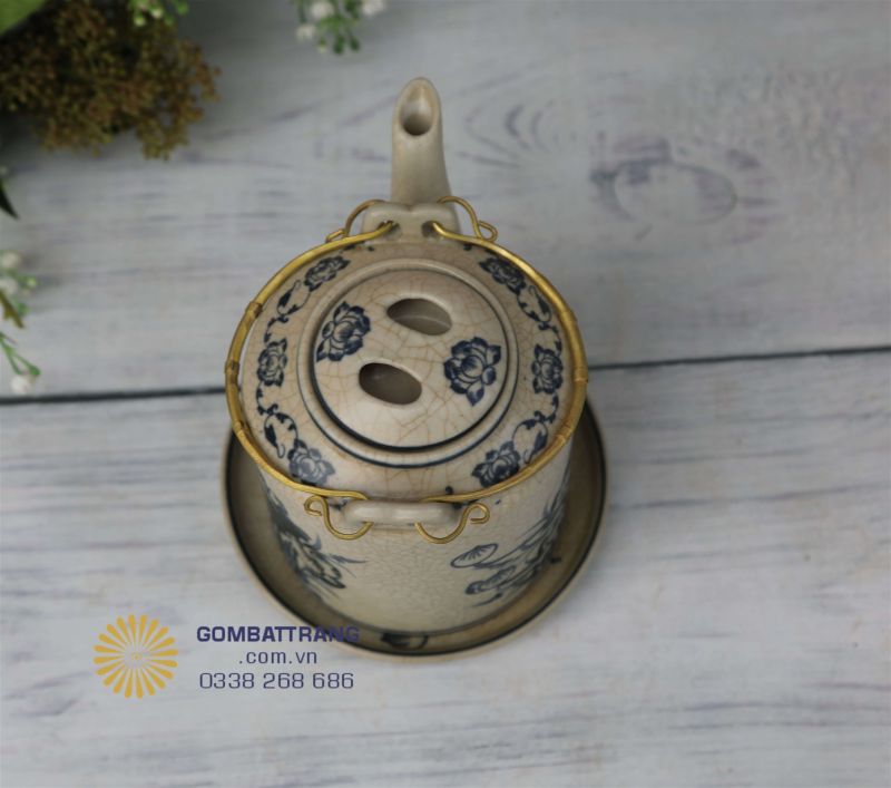 Quai ấm trà được thiết kế bằng đồng vàng tinh xảo, chắc chắn