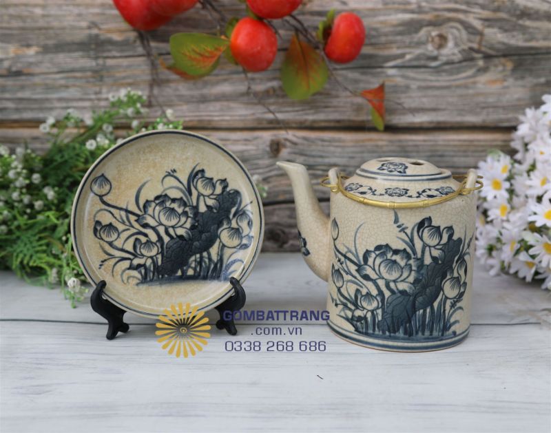 Đĩa lót chén men rạn sáng mịn, đồng bộ họa tiết sen cổ tạo điểm nhấn tinh tế