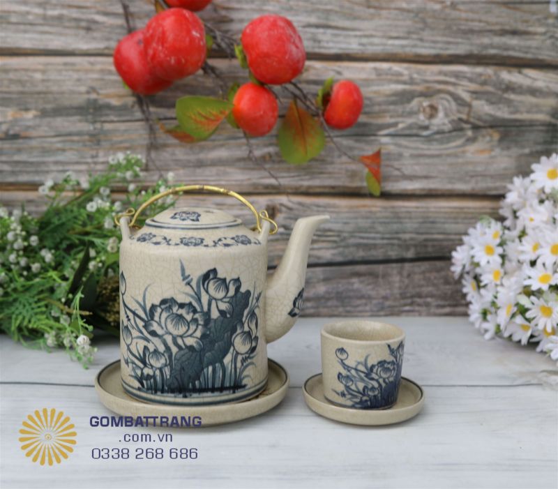 Ấm trà men rạn vẽ sen cổ, dáng vuông vững chắc, thanh lịch, giữ nhiệt tốt và đậm phong vị trà Việt