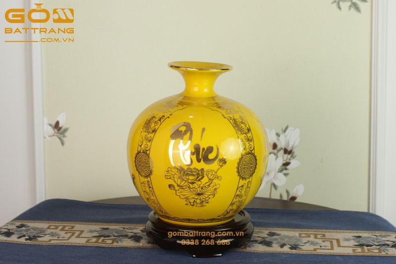 Bình hút lộc được sản xuất thủ công. Bình hút lộc được tráng lớp men sáng bóng và khảm viền vàng trang nhã mang vẻ đẹp lôi cuốn người xem