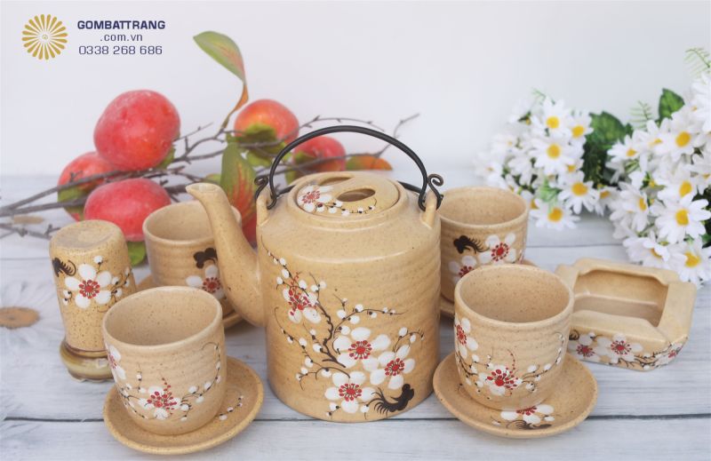 Góc nhìn chính diện càng làm toát lên vẻ đẹp độc đáo của bộ ấm chén
