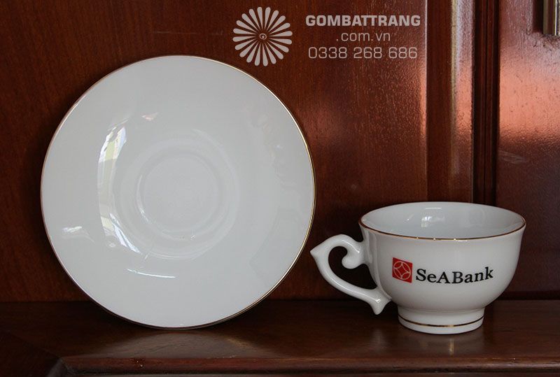 Gốm sứ Bát Tràng rất bền do được tạo lên từ chất đất cao lanh tinh luyện, nung ở nhiệt độ cao tới 1.300 độ C, tạo lên sản phẩm rất riêng bền đẹp mãi với thời gian