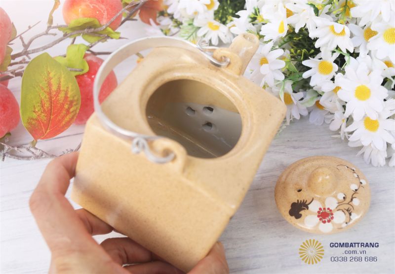 Bên trong chiếc ấm cực láng mịn, bóng đẹp