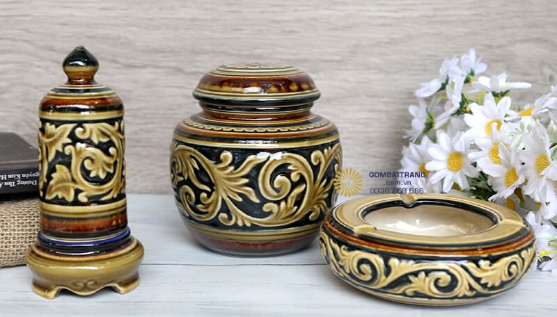 Ấm trà khắc nổi được chế tác từ chất liệu gốm sứ cao cấp từ làng nghề Bát Tràng