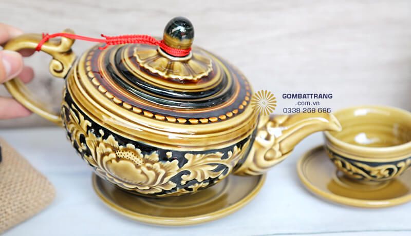 Màu nâu đen của bộ ấm chén Bát Tràng thuộc hành Thổ, tượng trưng cho sự vững chãi và bền vững trong cuộc sống
