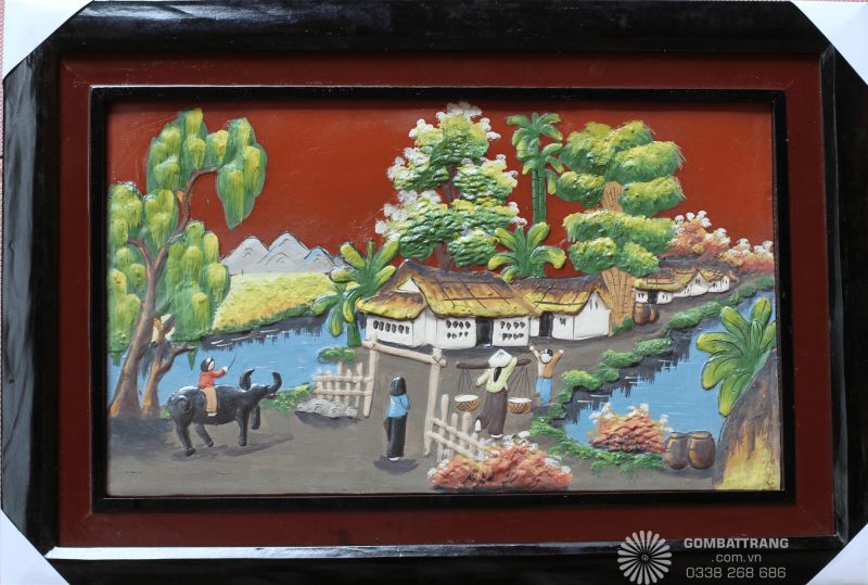 Tranh gốm Bát Tràng ốp tường làng quê thanh bình, mang hồn Việt vào không gian sống.