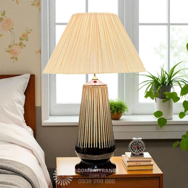 Đèn ngủ gốm bát tràng với chất liệu gốm sứ bền đẹp, tạo sự ấm áp và sang trọng trong phòng ngủ