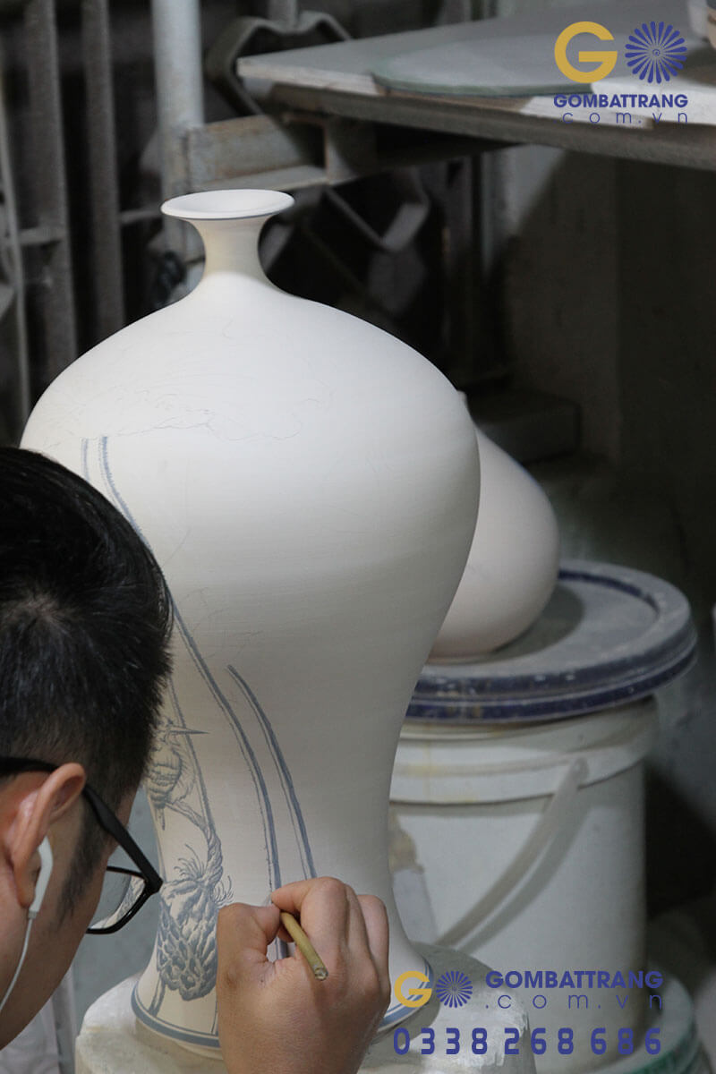 Nét vẽ mềm mại , tinh sảo đến từng chi tiết rất nhỏ như sợi tóc của các nghệ nhân làng gốm Bát Tràng
