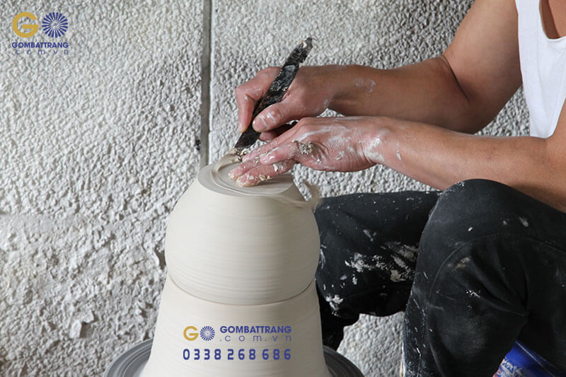Bình gốm Bát Tràng được tạo tác qua nhiều khâu đoạn tì mỉ như cát gọt, xoa mịn và phơi khô trước khi cho vào lò nung